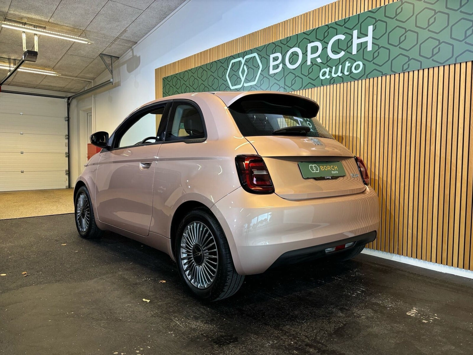Grå Fiat 500e fra 2023