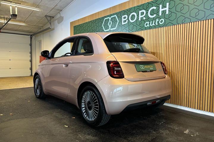 Grå Fiat 500e fra 2023