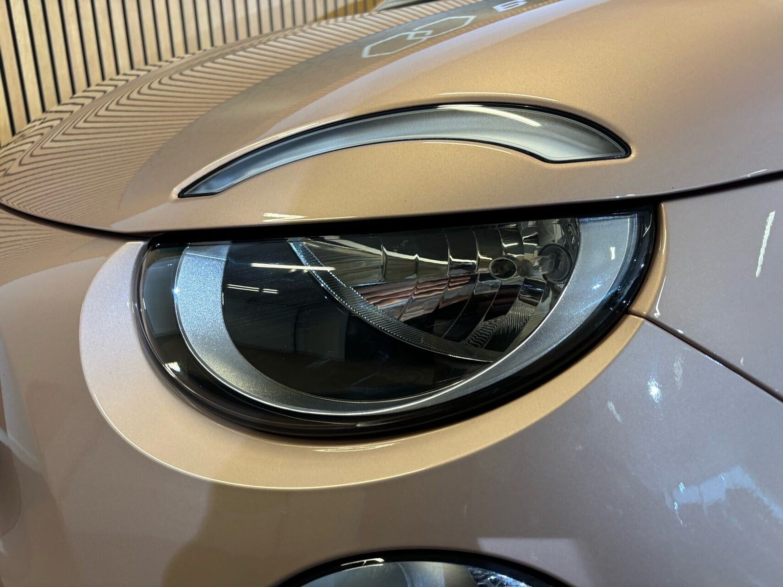 Grå Fiat 500e fra 2023