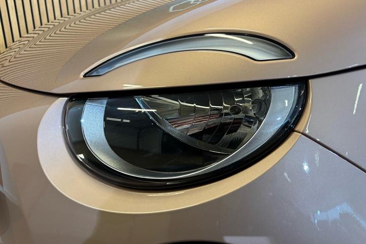 Grå Fiat 500e fra 2023