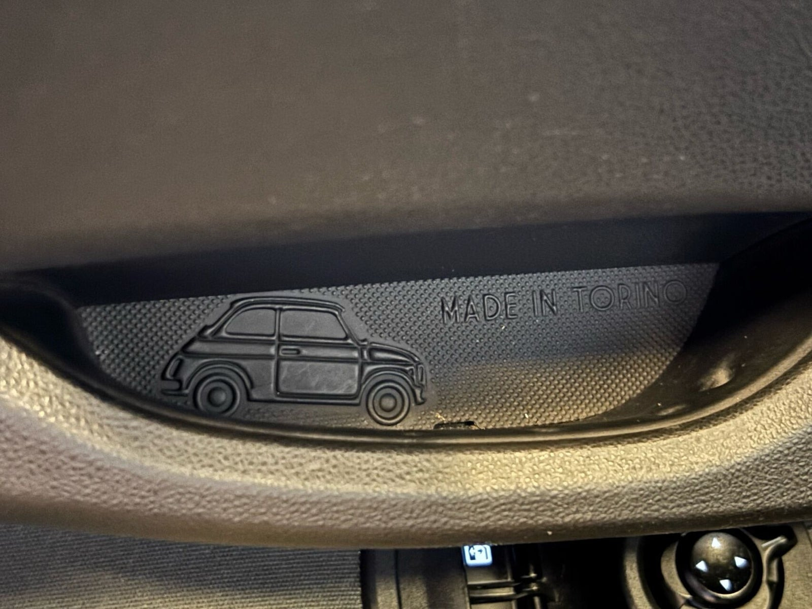 Grå Fiat 500e fra 2023
