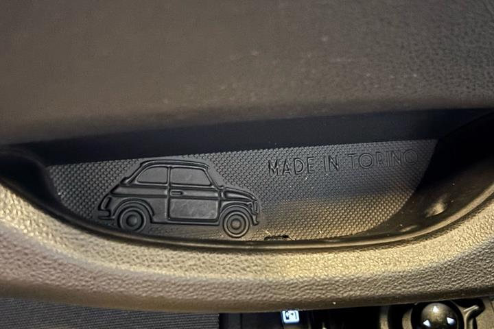 Grå Fiat 500e fra 2023