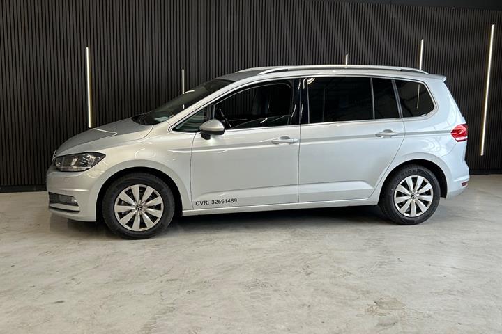 Sølv VW Touran fra 2018