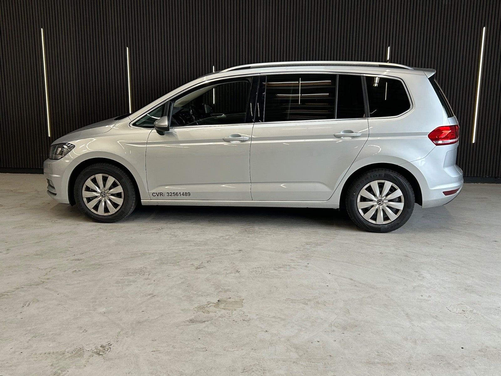 Sølv VW Touran fra 2018