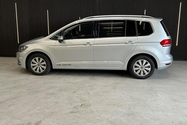Sølv VW Touran fra 2018