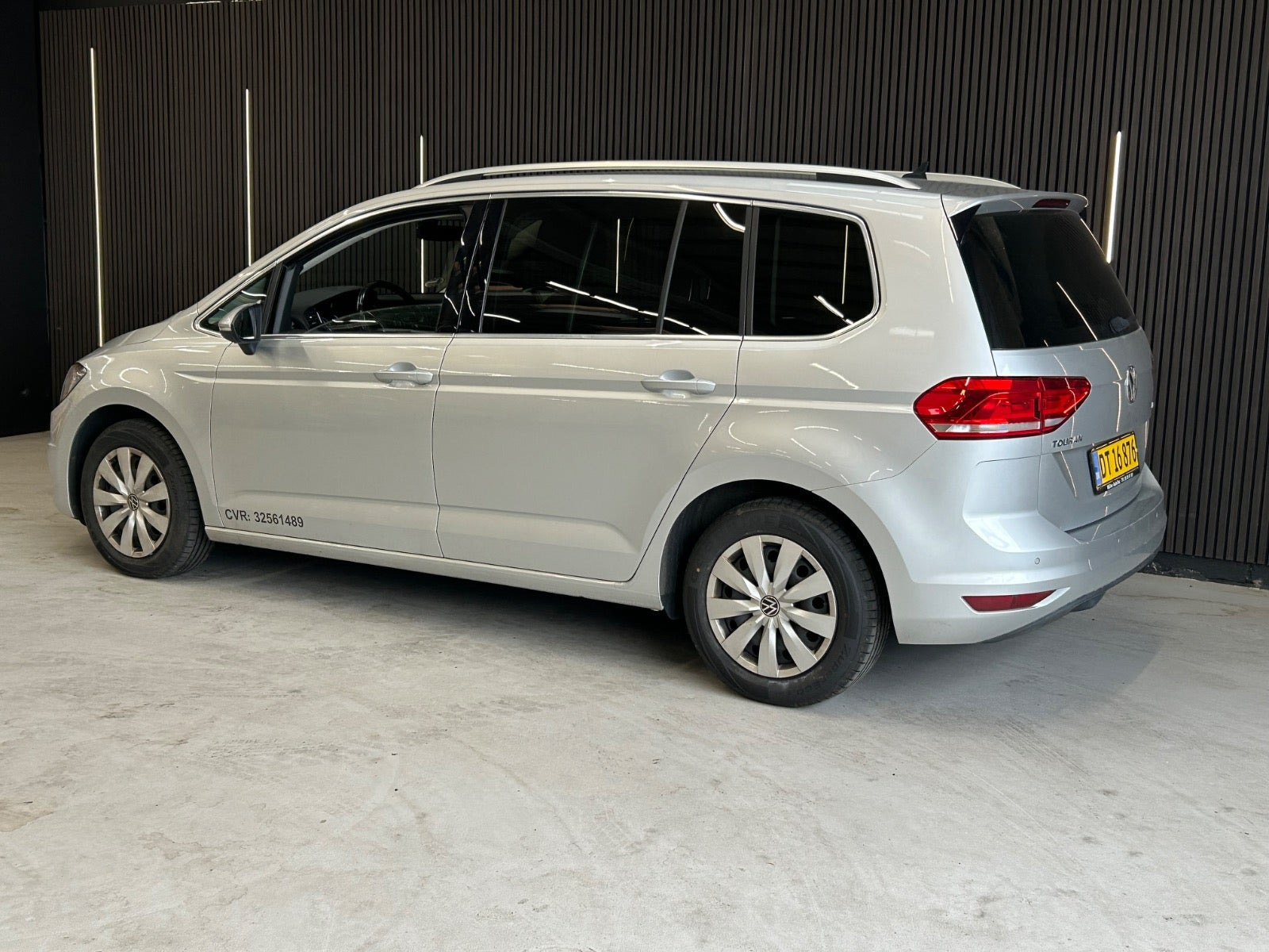 Sølv VW Touran fra 2018
