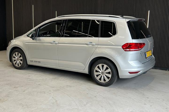 Sølv VW Touran fra 2018
