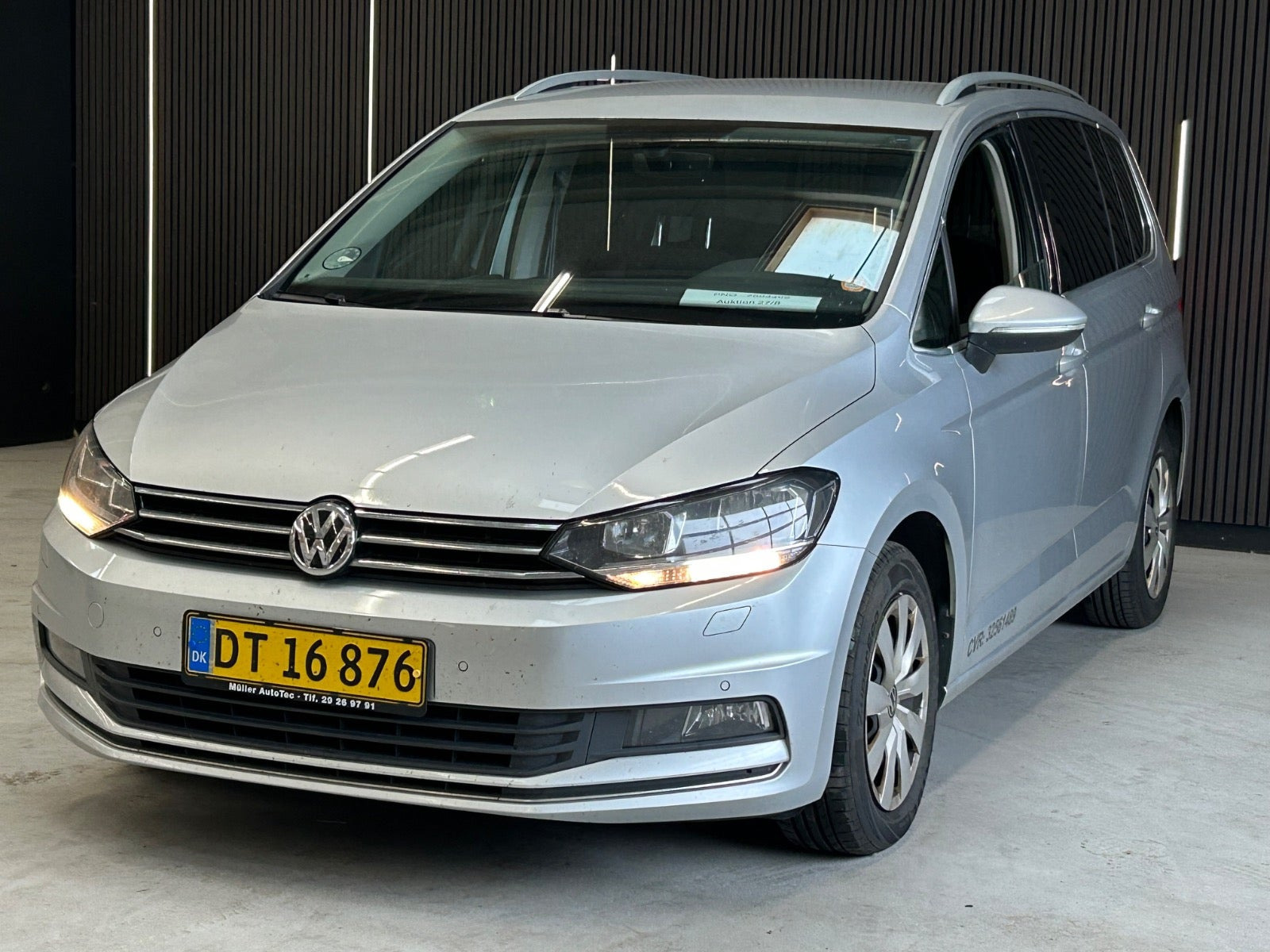 Sølv VW Touran fra 2018