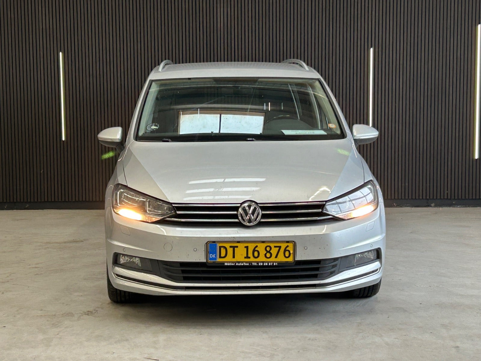 Sølv VW Touran fra 2018