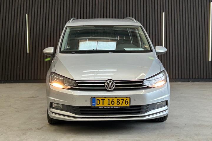 Sølv VW Touran fra 2018