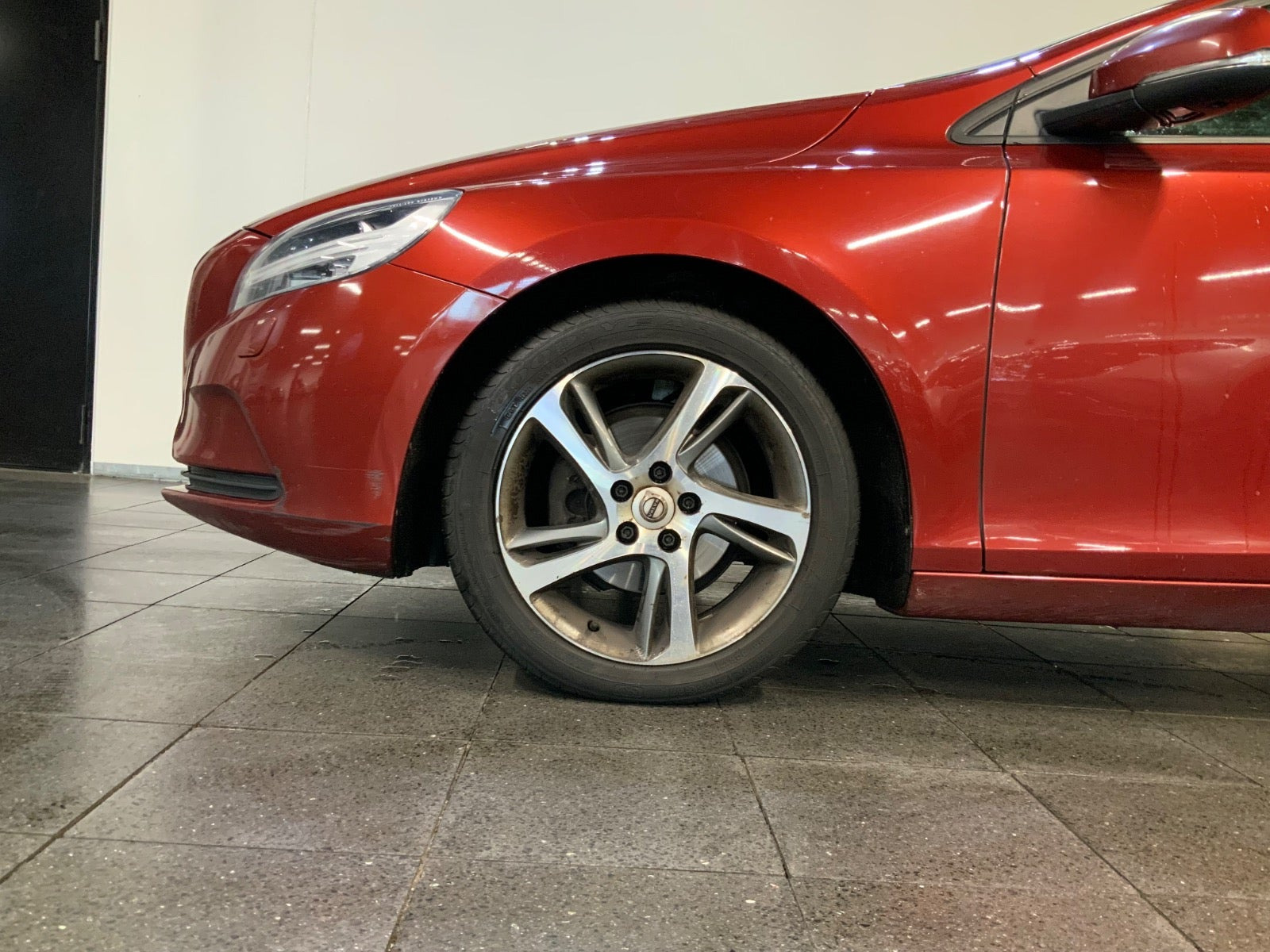 Rød Volvo V40 fra 2018