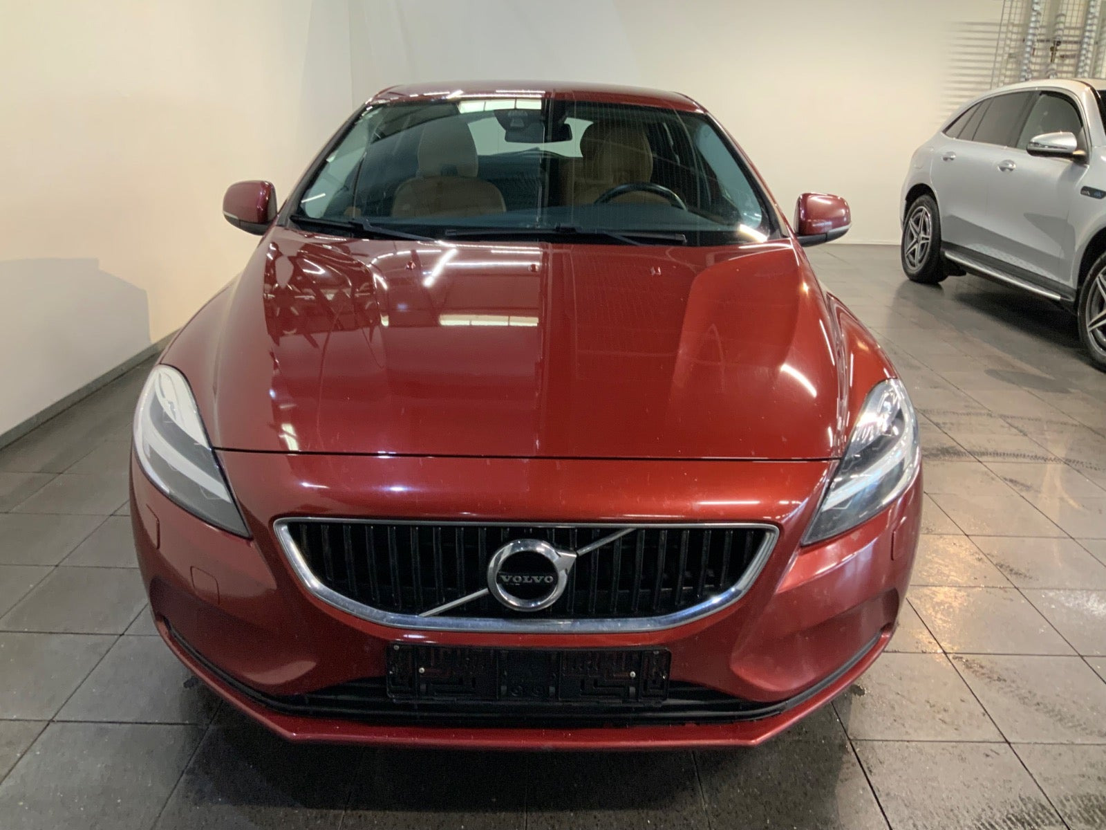 Rød Volvo V40 fra 2018