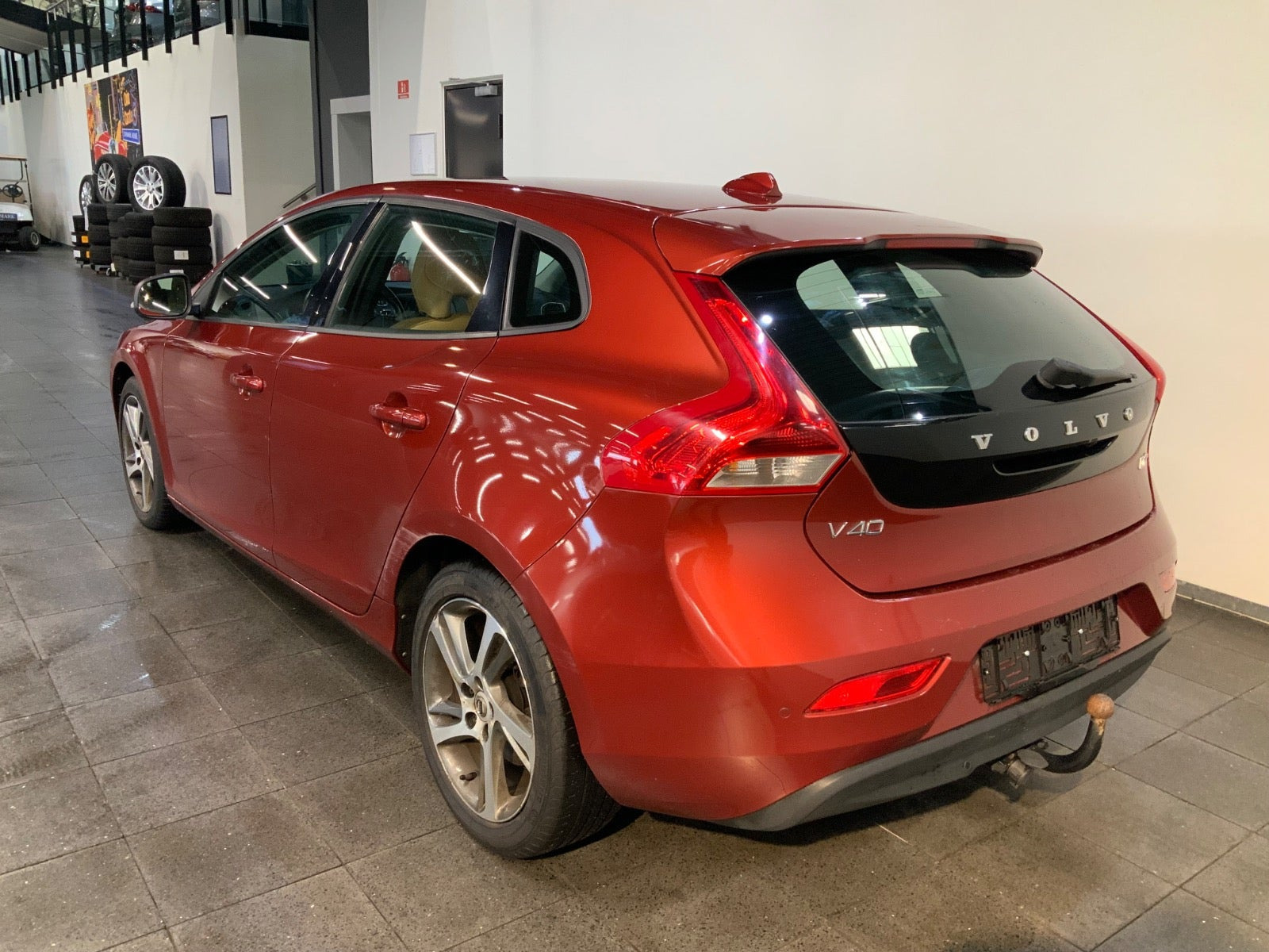 Rød Volvo V40 fra 2018