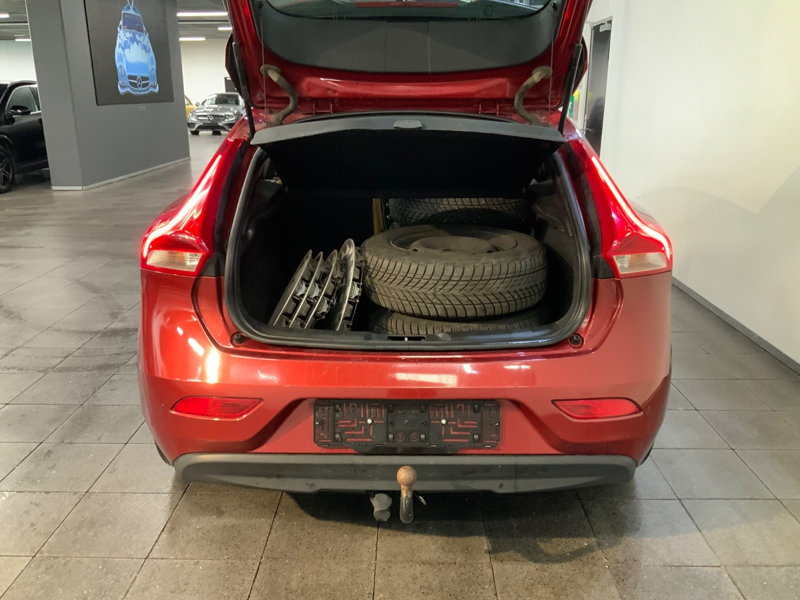 Rød Volvo V40 fra 2018