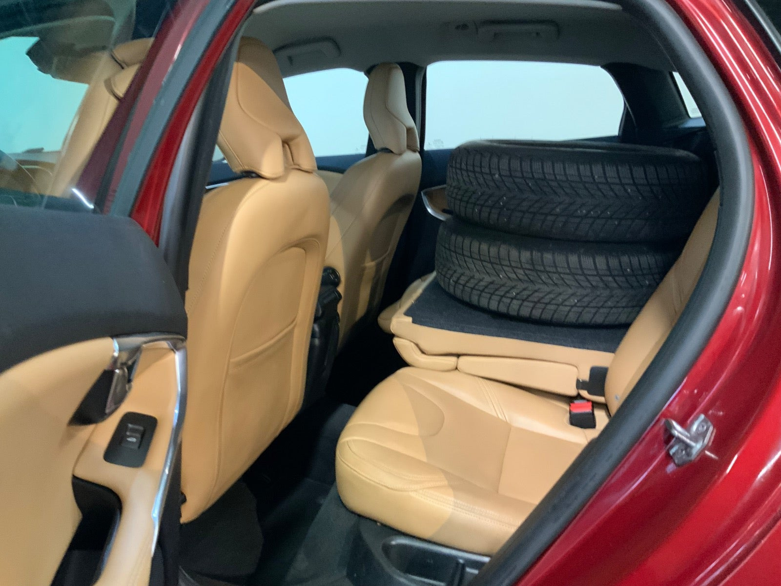 Rød Volvo V40 fra 2018