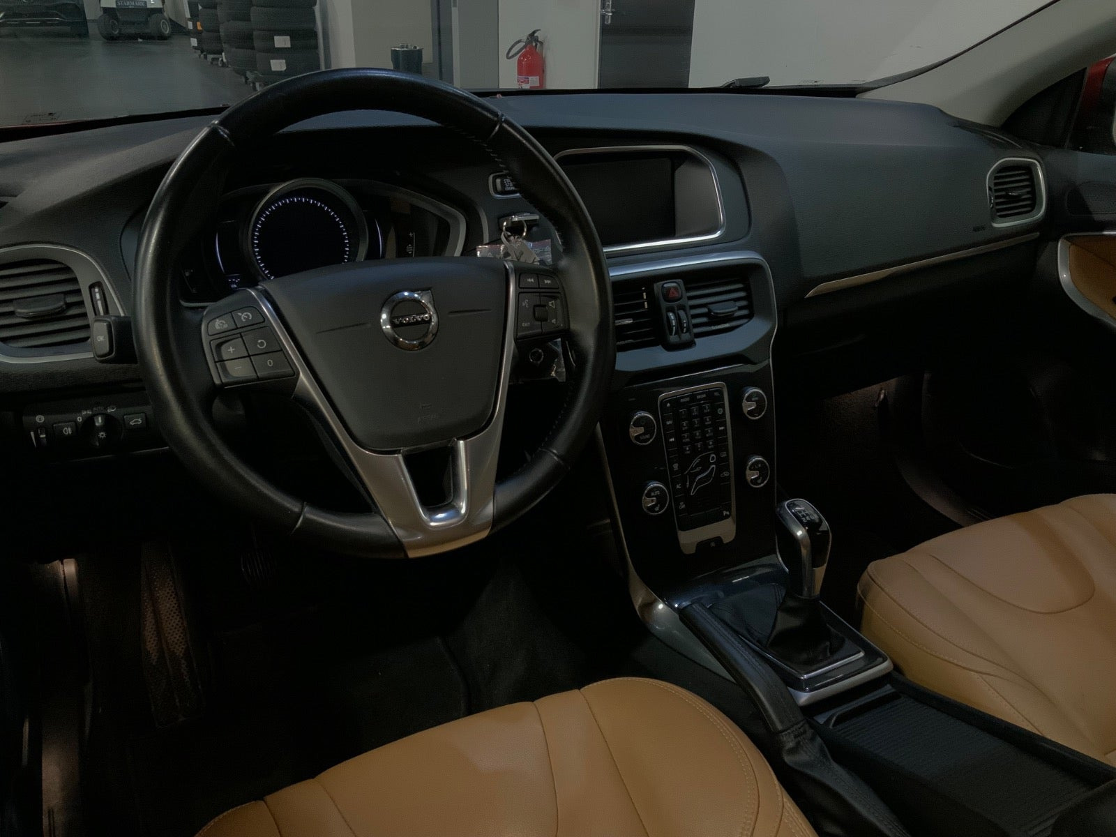 Rød Volvo V40 fra 2018
