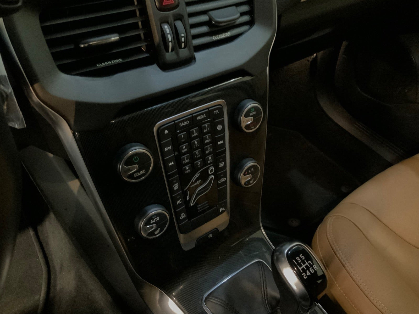 Rød Volvo V40 fra 2018