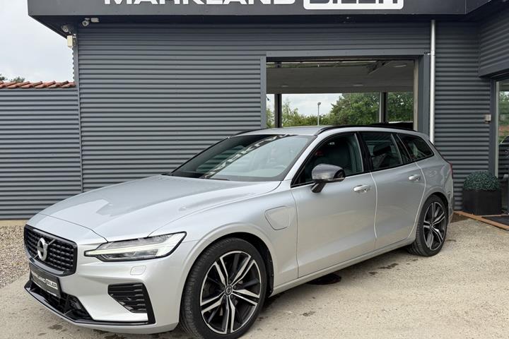 Sølv Volvo V60 fra 2021 set udefra
