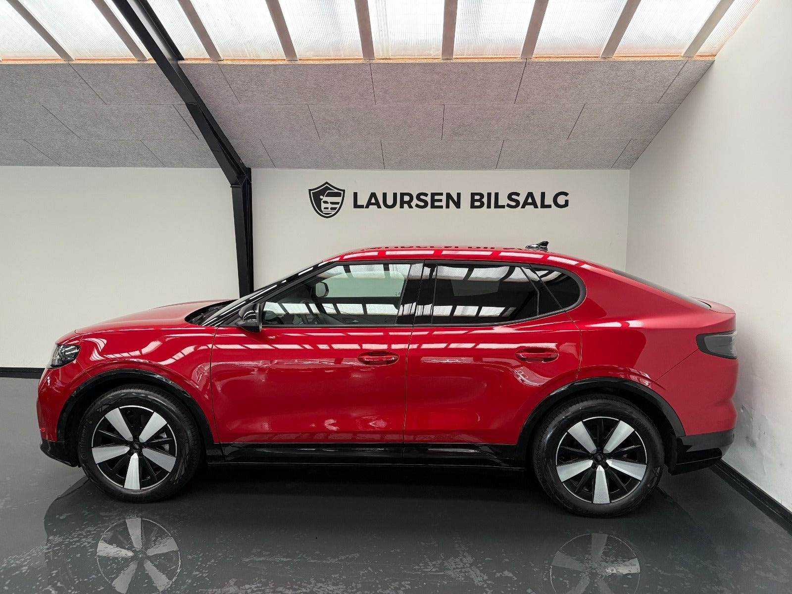 Rød Ford Capri fra 2025