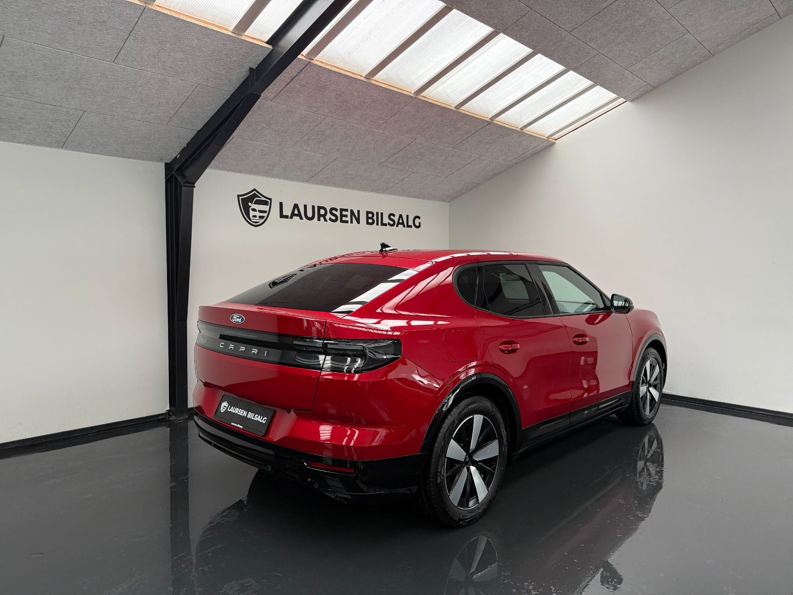 Rød Ford Capri fra 2025
