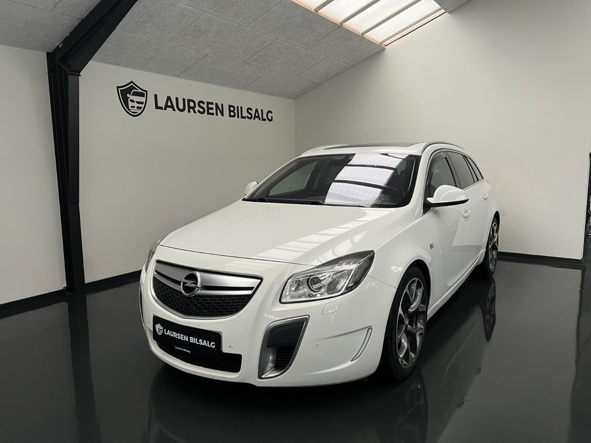 Hvid Opel Insignia fra 2010