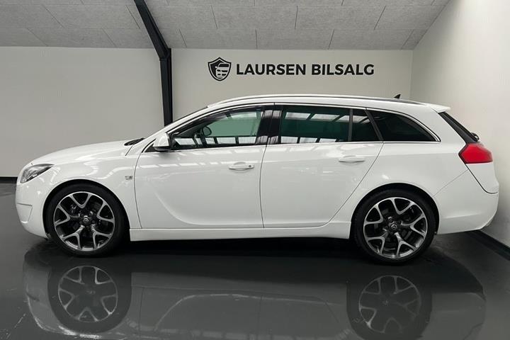Hvid Opel Insignia fra 2010