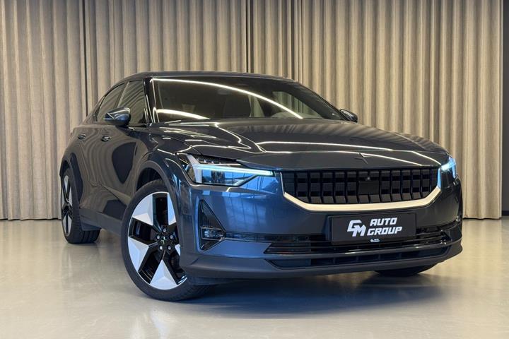 Blå Polestar 2 fra 2023 set udefra