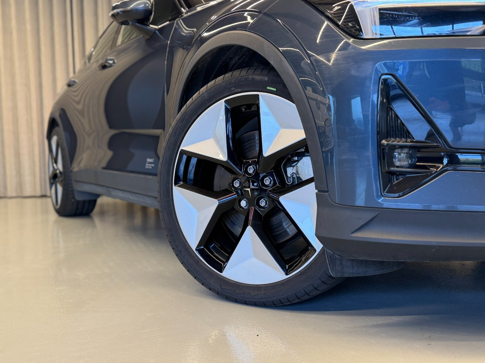 Blå Polestar 2 fra 2023