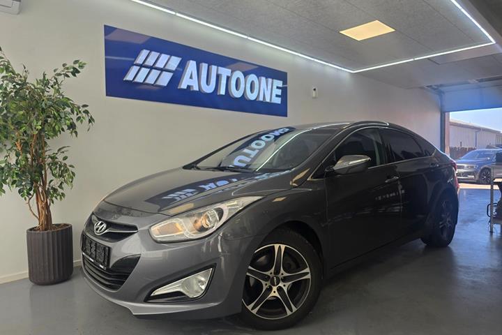 Grå Hyundai i40 fra 2012 set udefra