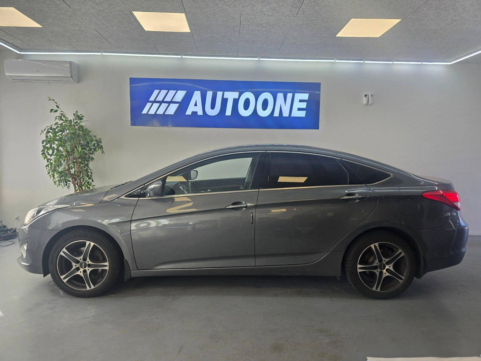 Grå Hyundai i40 fra 2012