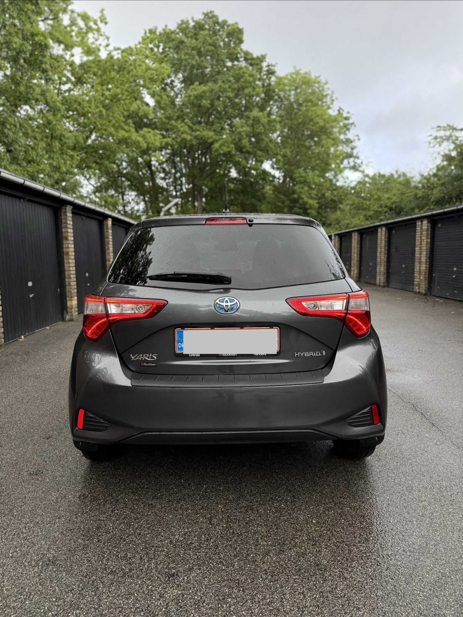 Grå Toyota Yaris fra 2019