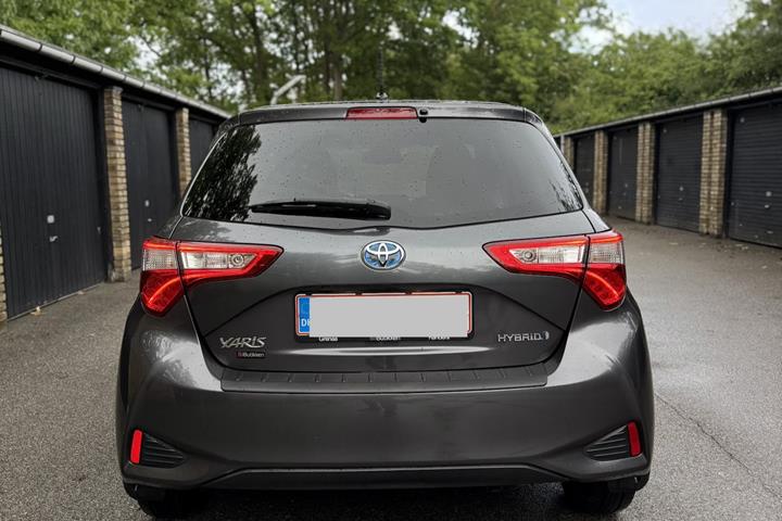 Grå Toyota Yaris fra 2019