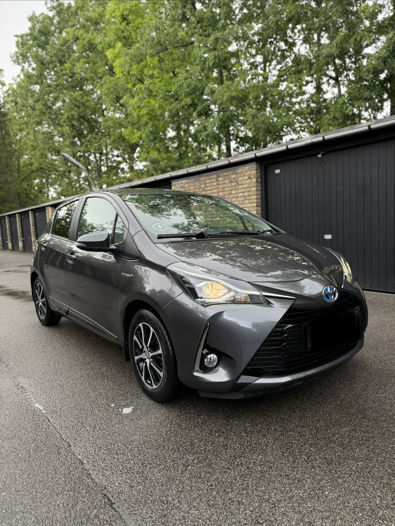 Grå Toyota Yaris fra 2019
