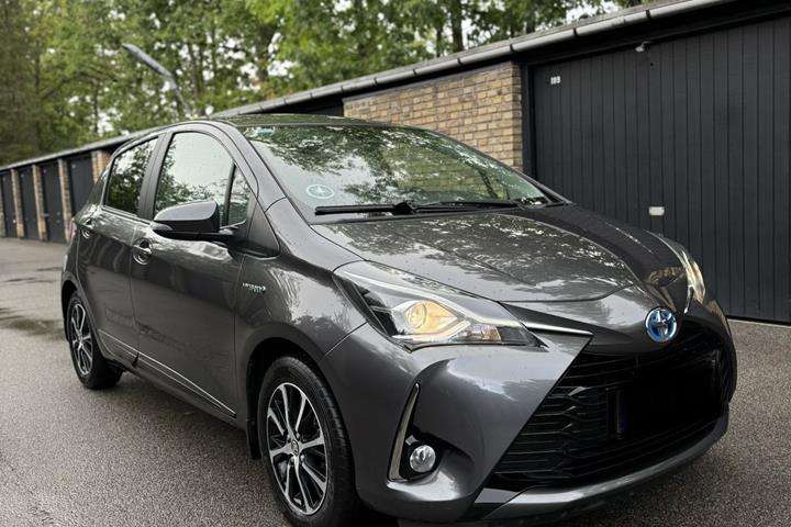Grå Toyota Yaris fra 2019