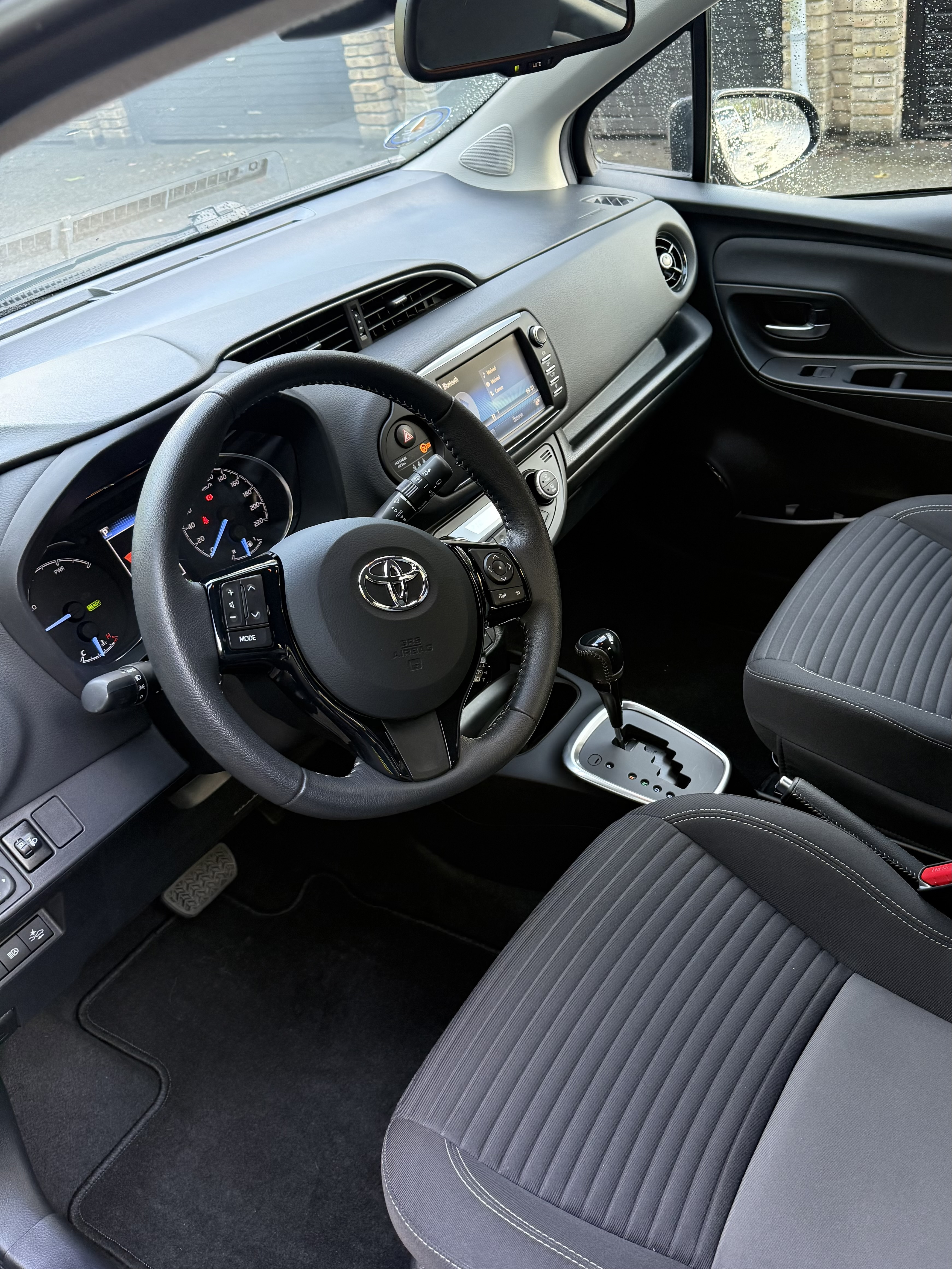 Grå Toyota Yaris fra 2019