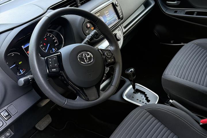 Grå Toyota Yaris fra 2019