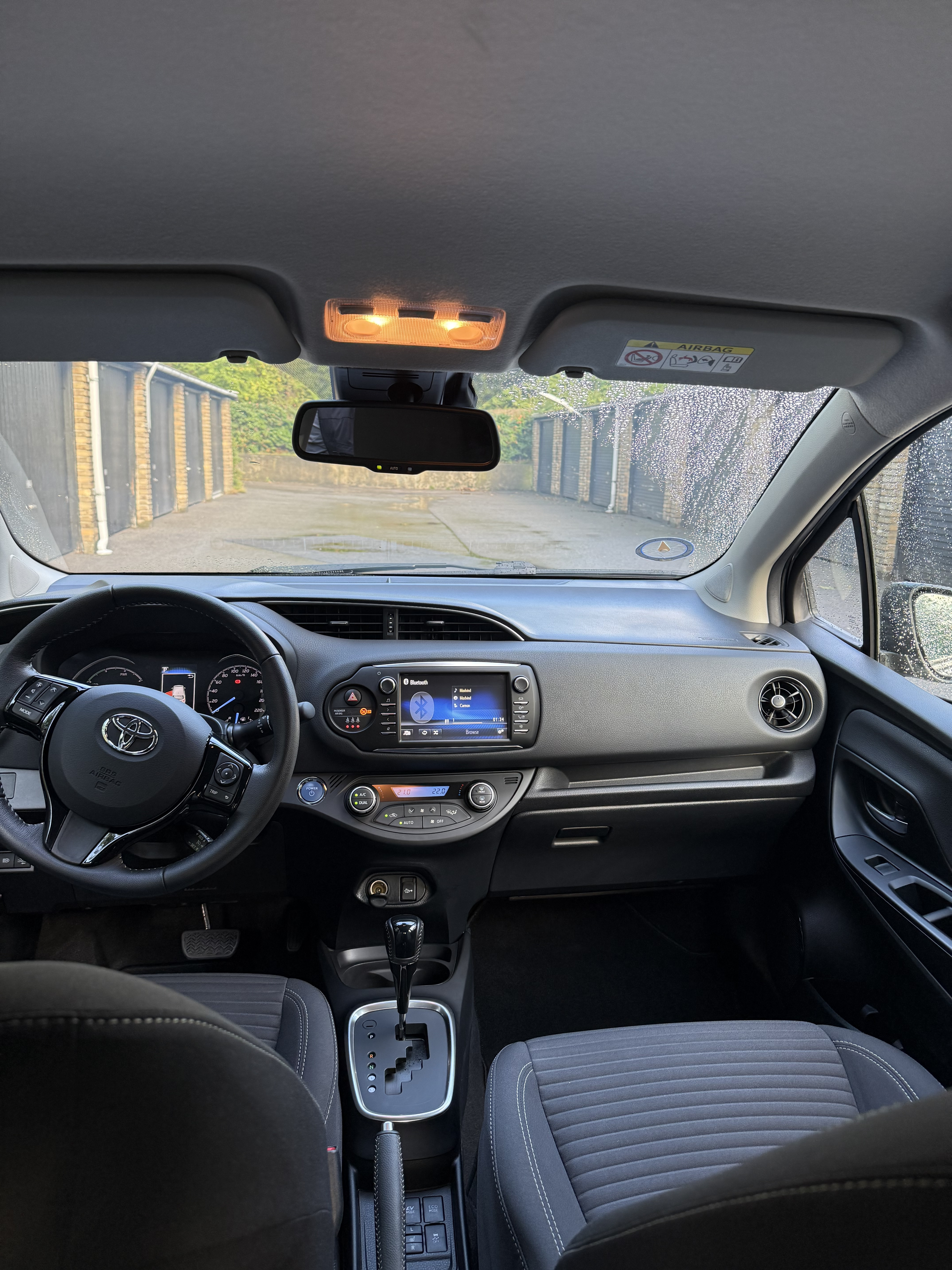 Grå Toyota Yaris fra 2019