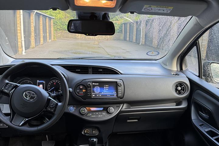 Grå Toyota Yaris fra 2019