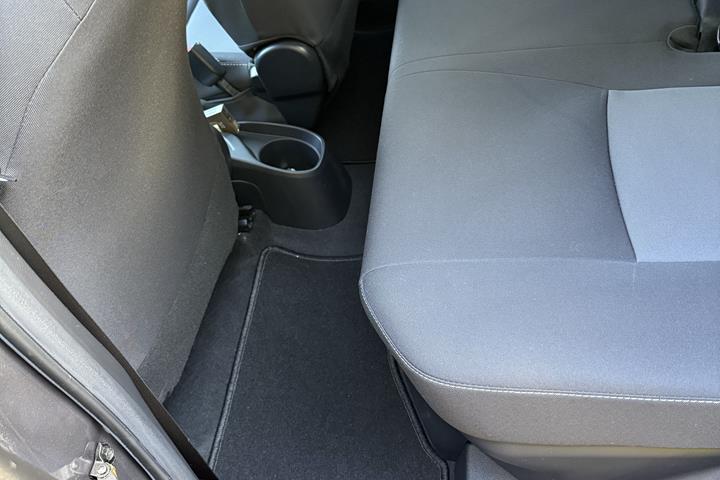Grå Toyota Yaris fra 2019
