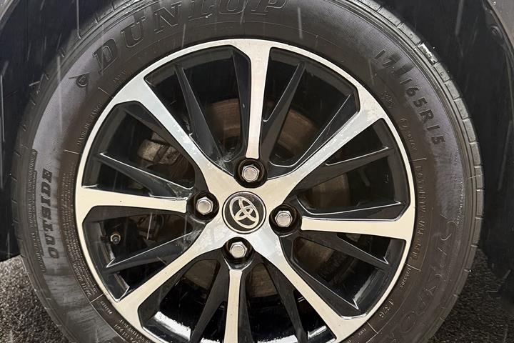 Grå Toyota Yaris fra 2019