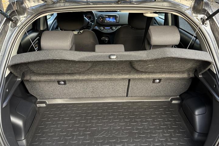Grå Toyota Yaris fra 2019