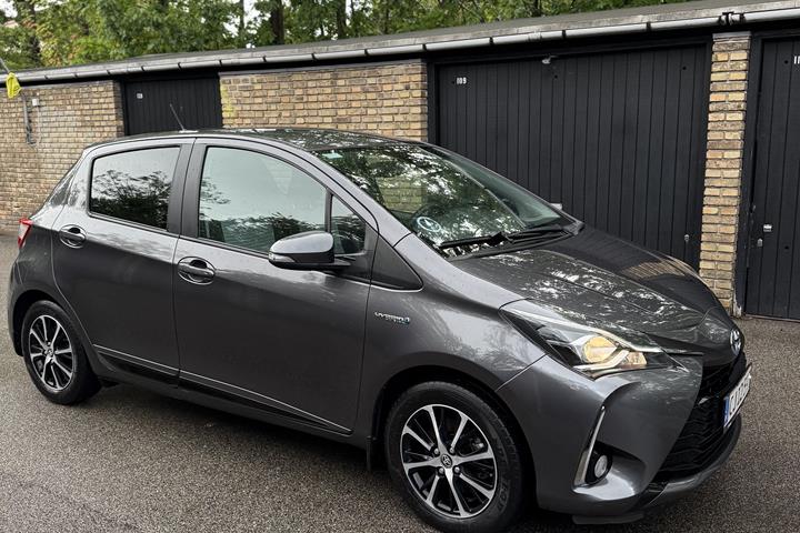 Grå Toyota Yaris fra 2019
