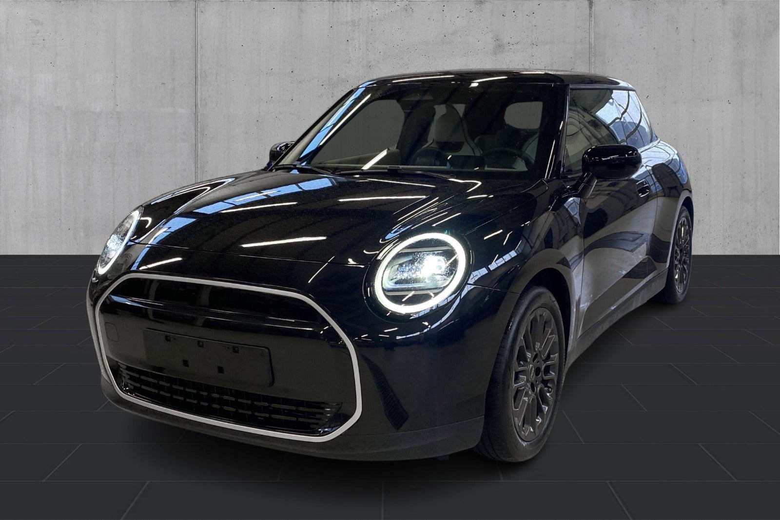 Sort Mini Cooper E fra 2025 set udefra