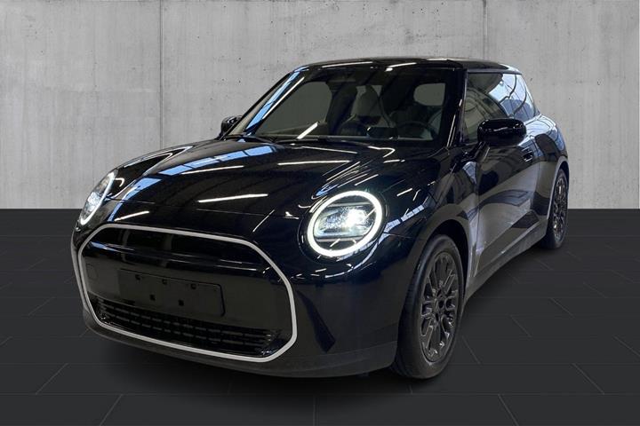 Sort Mini Cooper E fra 2025 set udefra