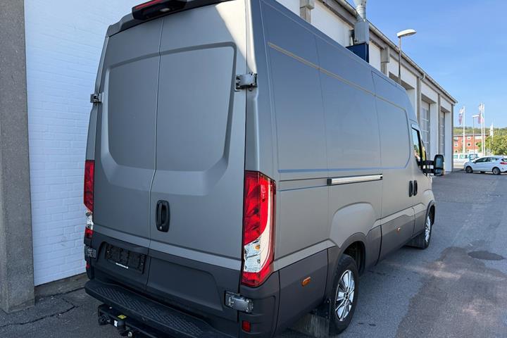 Grå Iveco Daily fra 2024