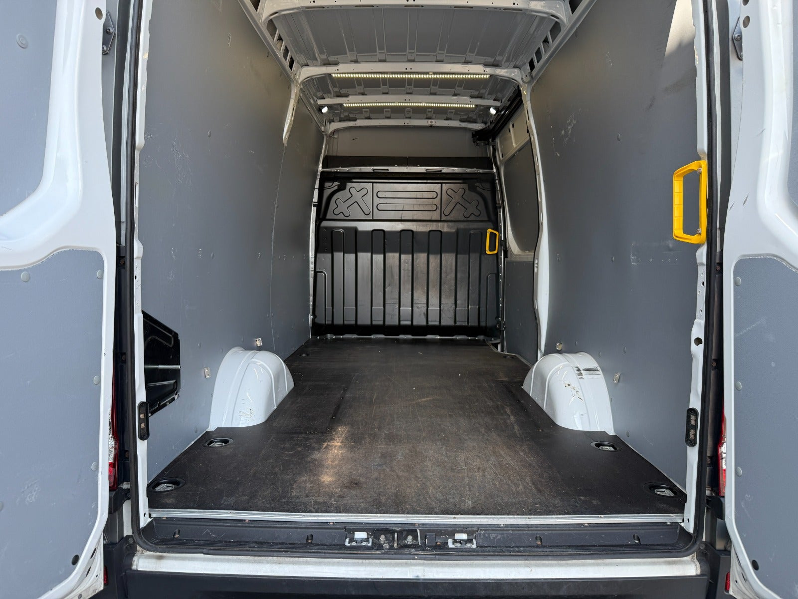 Grå Iveco Daily fra 2024