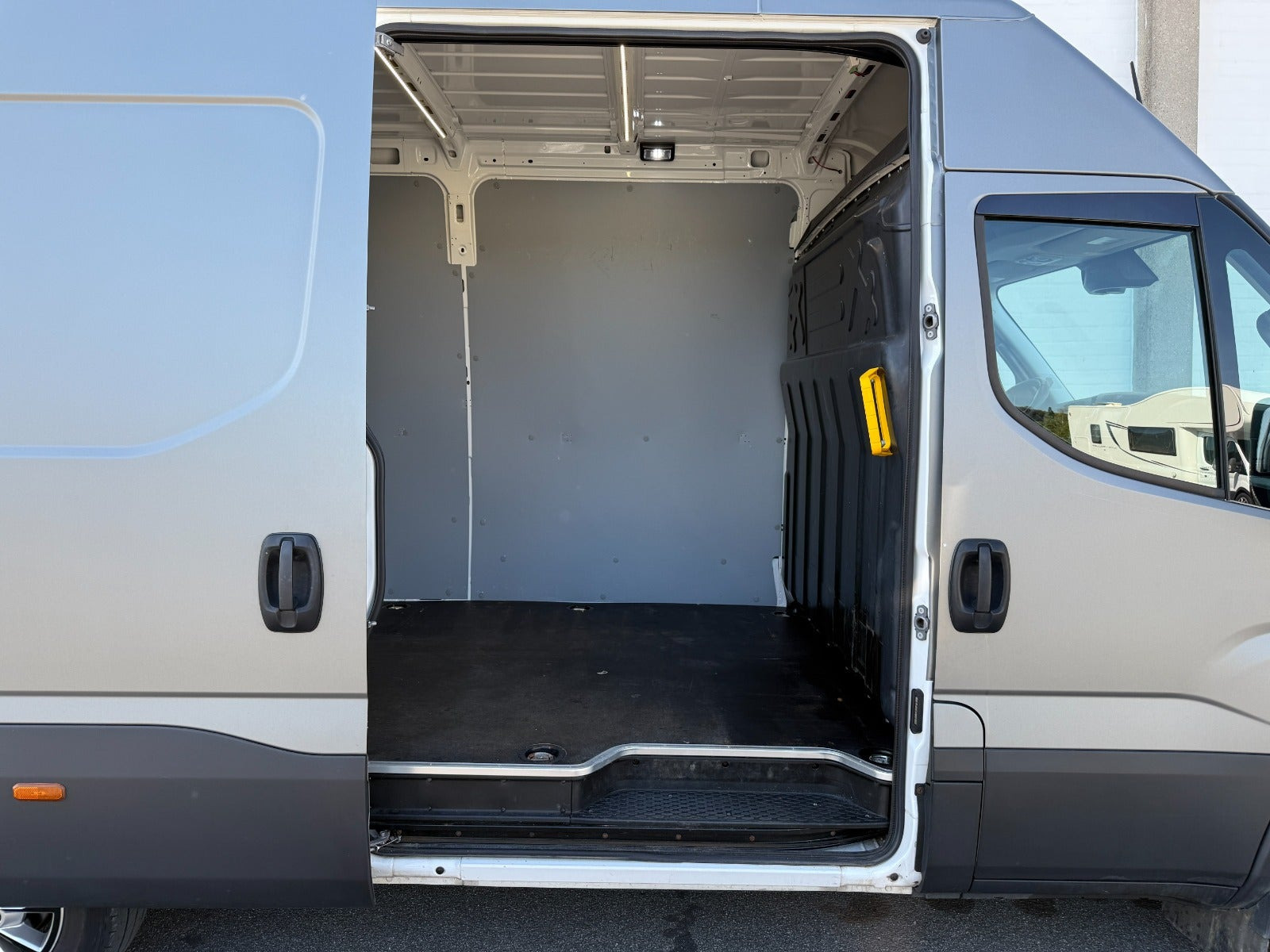 Grå Iveco Daily fra 2024