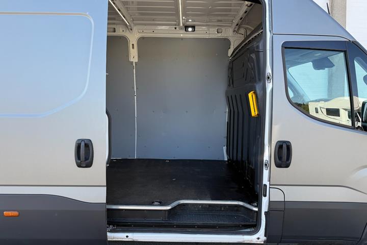 Grå Iveco Daily fra 2024