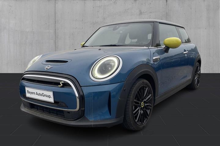 Blå Mini Cooper SE fra 2022 set udefra