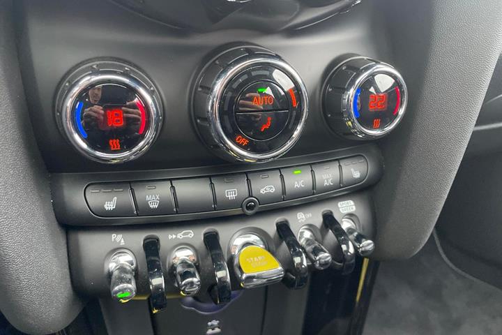 Blå Mini Cooper SE fra 2022